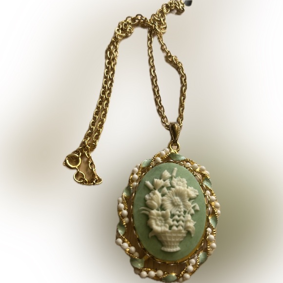 Jewelry - Vintage Gold and Sage Green Floral Cameo Pendant Necklace 18” spring ring clasp